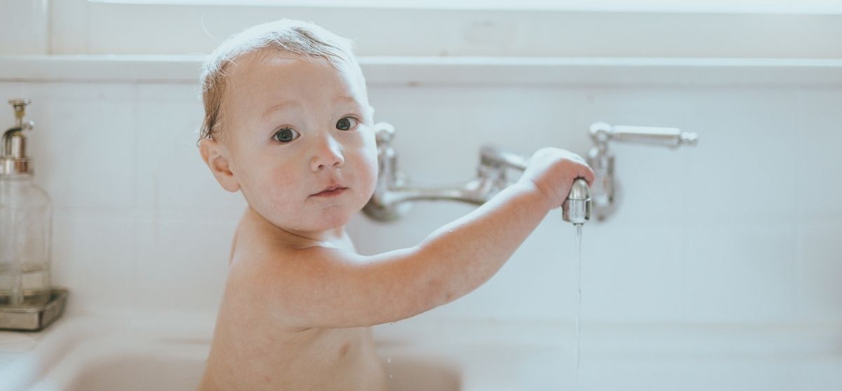 Il bagnetto del neonato: come preparare il tuo bambino per un'esperienza  sicura e confortevole