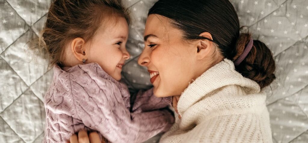 Mamma e figlia si guardano