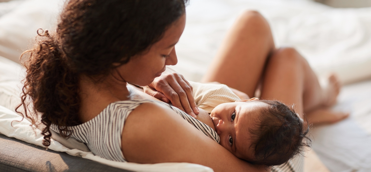Come allattare al seno: la pratica dell’allattamento istintuale